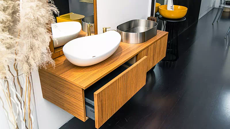 lavabi e cassettoni per bagno in showroom