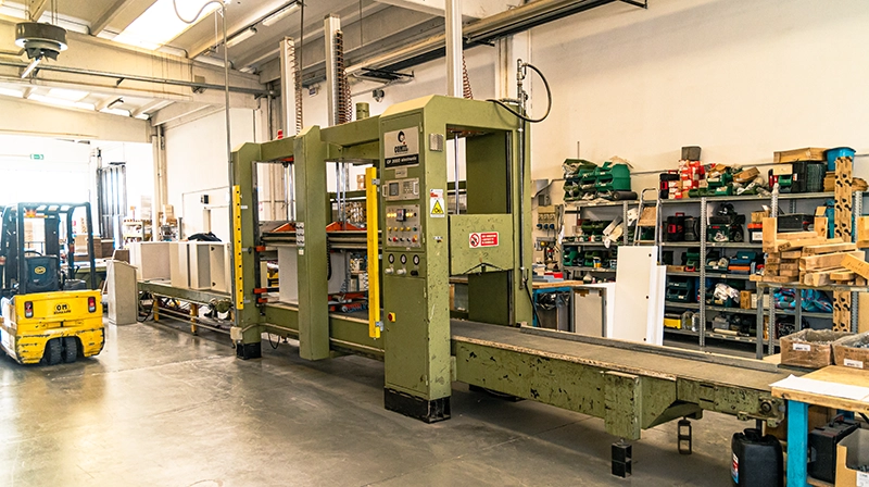 macchinario per la realizzazione di arredamento per la casa