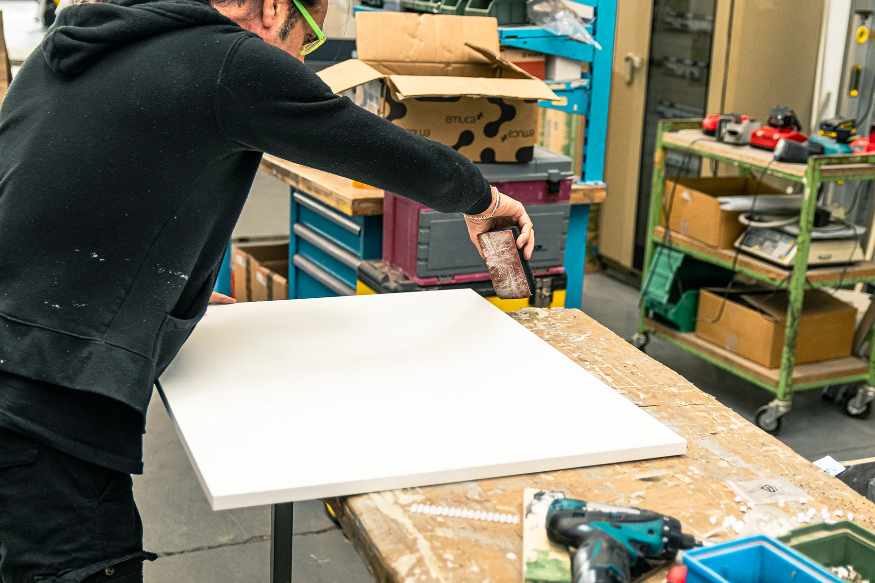 operaio che lavora un armadietto